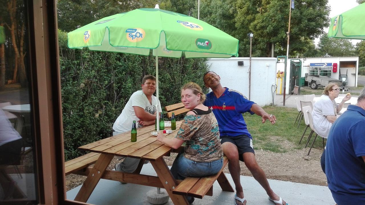 Camping Loisirs Des Groux Mousseaux-sur-Seine Esterno foto